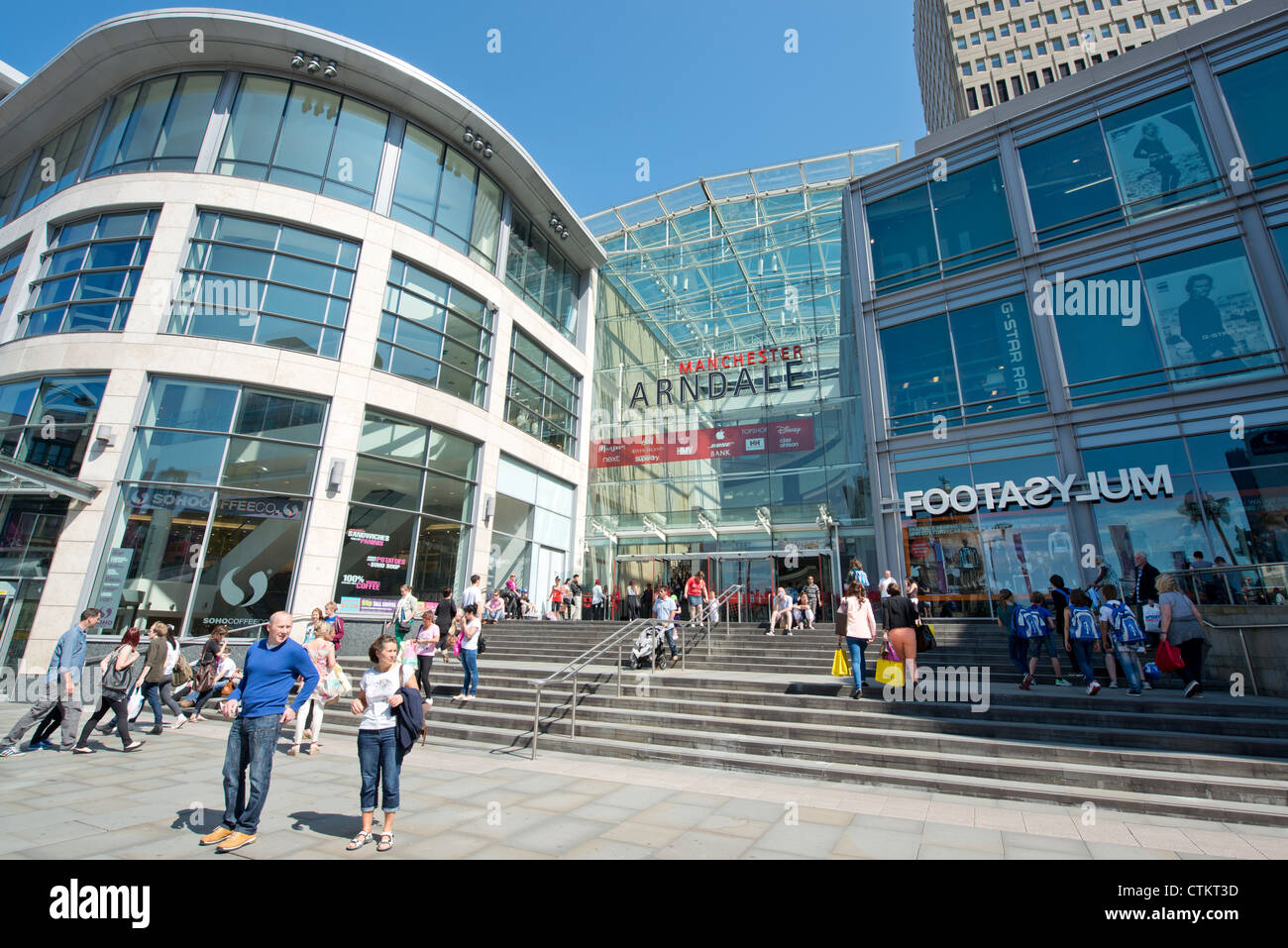 Manchester Arndale Centre occupato con gli acquirenti su una chiara e soleggiata giornata estiva. Foto Stock