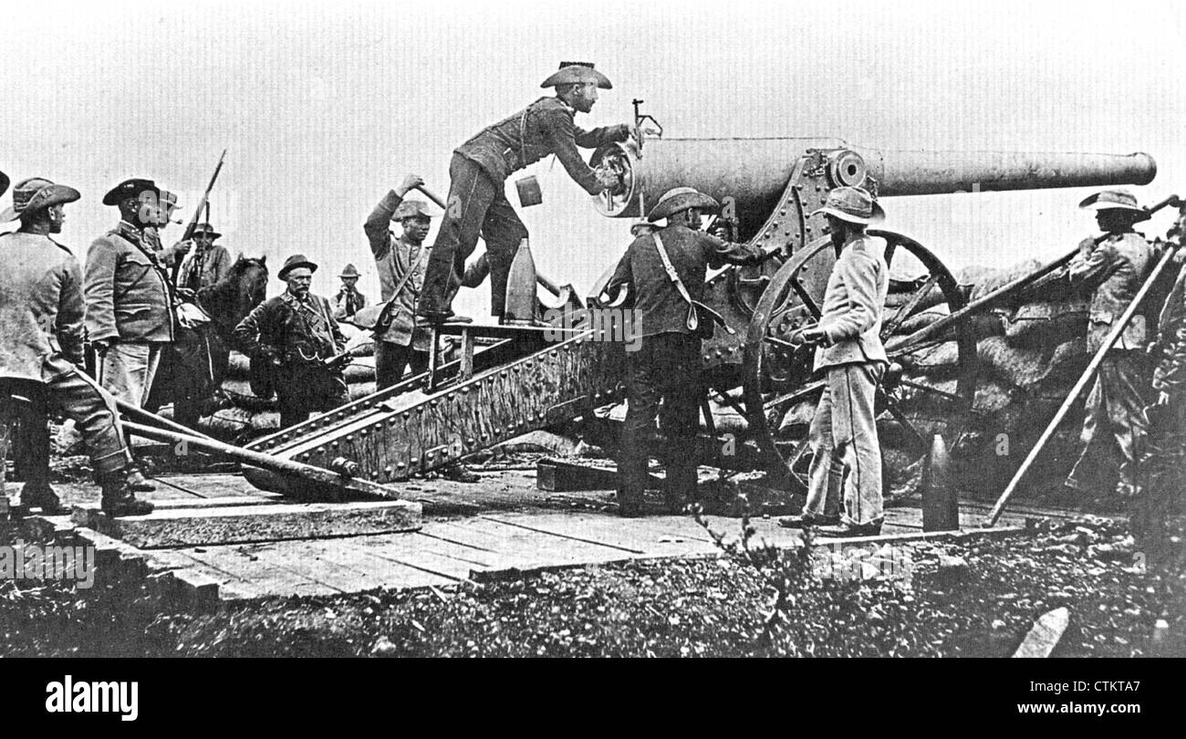 Seconda guerra boera (1899-1902) Staats Artillerie truppe dirigere il fuoco su Mafeking con uno di loro 94-pound Creusset pistole Foto Stock