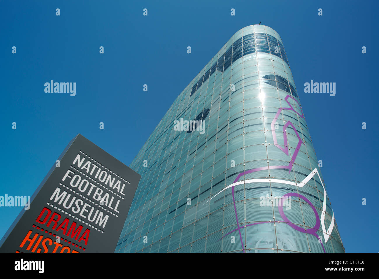 Il segno segnaletica del Museo Nazionale del Calcio (Urbis) in Manchester su un cielo chiaro soleggiata giornata estiva. Foto Stock