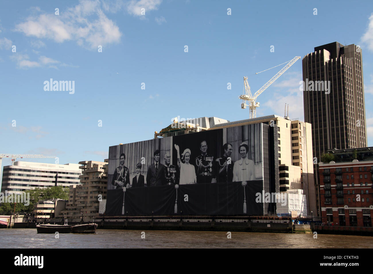 Foto gigante della famiglia reale sul Mare contenitori Building a Londra Foto Stock