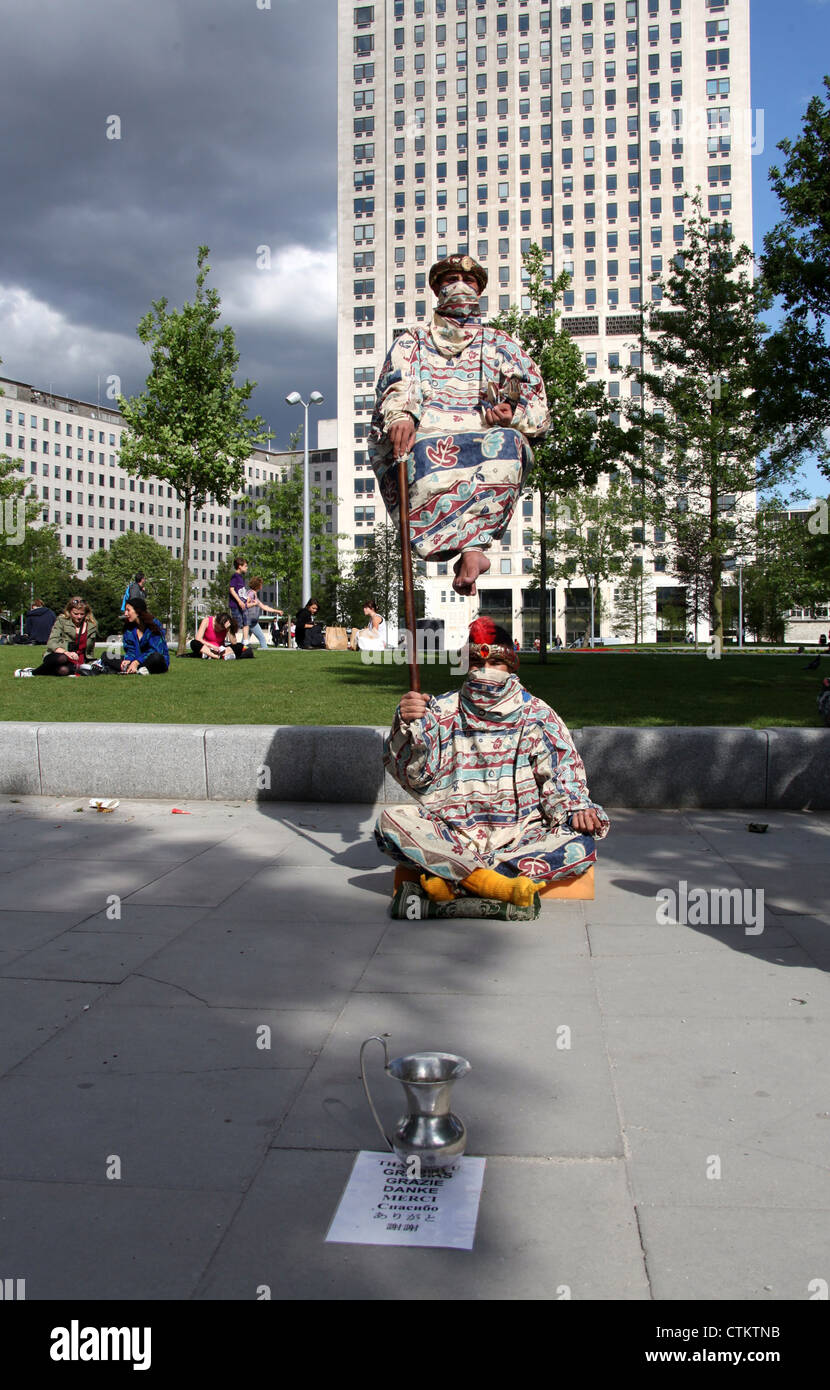 Street Performance a Jubilee Gardens a Londra Banca del Sud Foto Stock