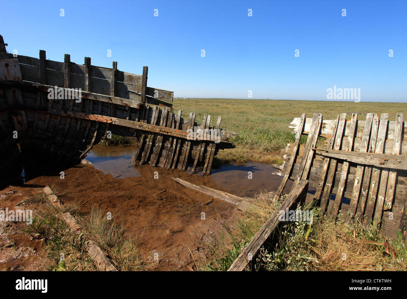 Barca abbandonata sulla Costa North Norfolk Foto Stock