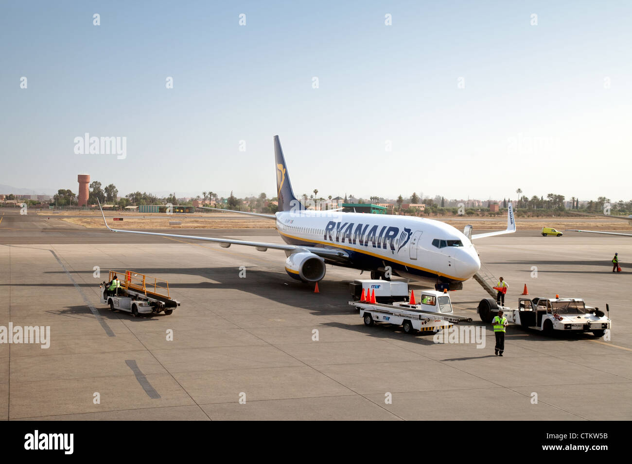 Piano di Ryanair su asfalto all'aeroporto di Marrakech Marocco Africa Foto Stock