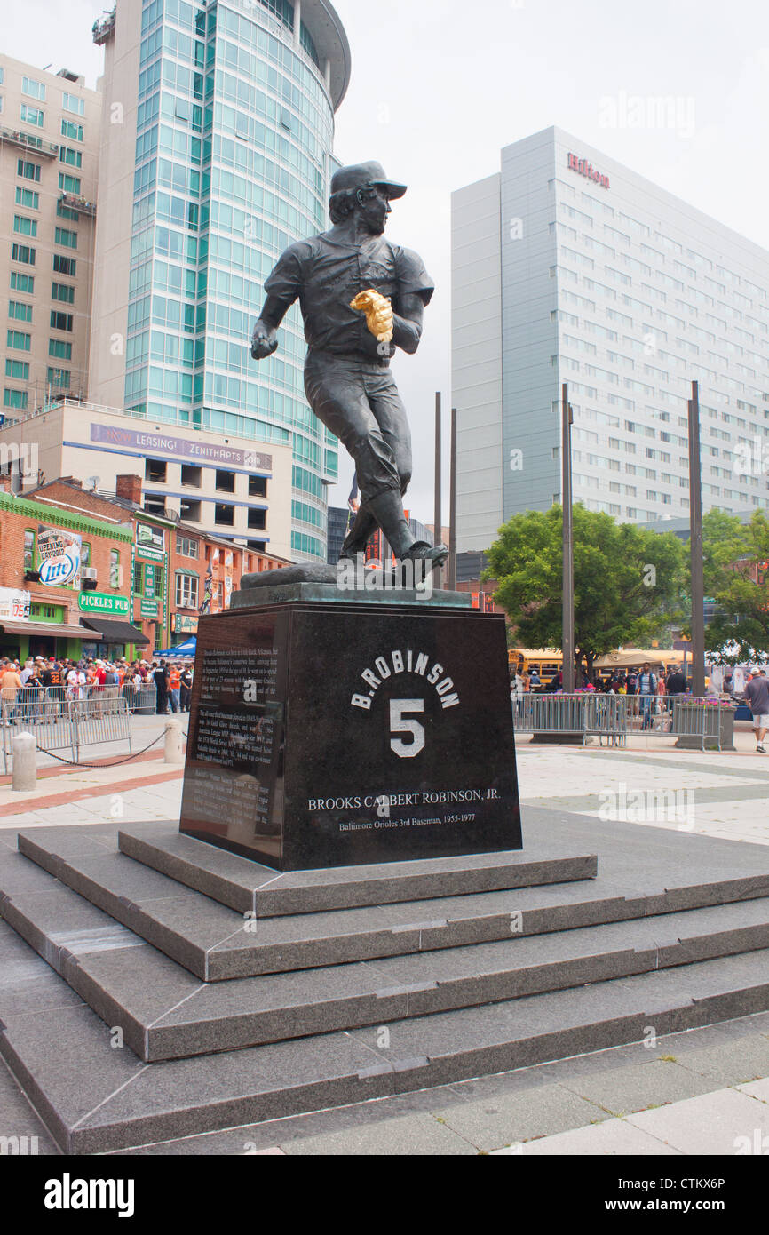 Statua di Brooks Robinson, Hall of Fame terzo baseman per la Baltimore Orioles Foto Stock