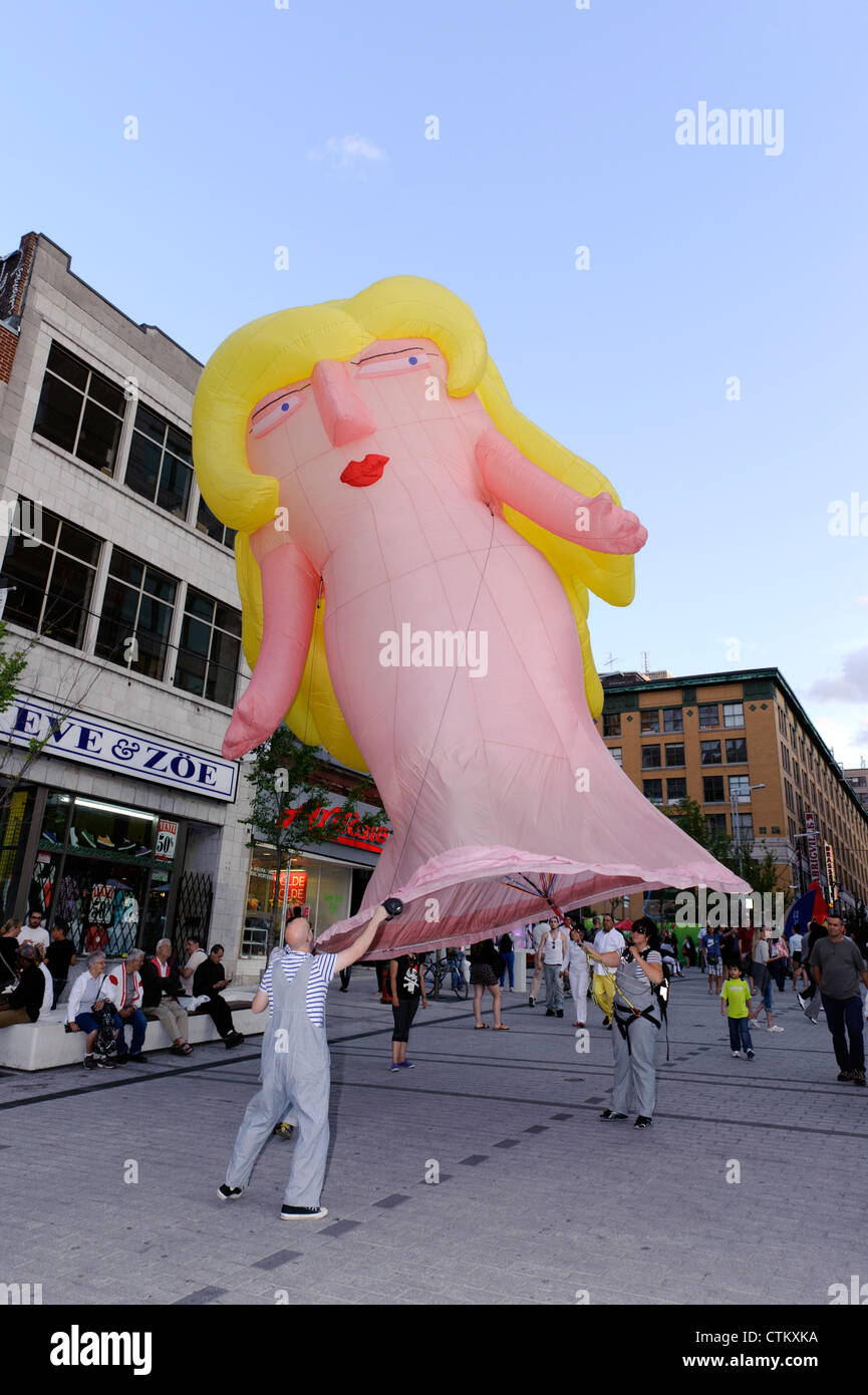 Mascotte Gonfiabile su Ste-Catherine street durante il giusto per Ride Festival di Montreal, Quebec, Canada. Foto Stock
