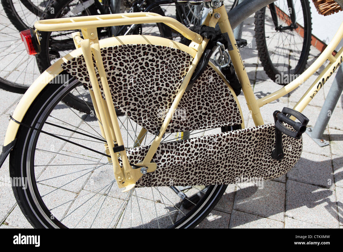 Bicicletta con pelle di leopardo catena di look e gonna guard visto dentro al Gunwharf Quays, Portsmouth Inghilterra Foto Stock