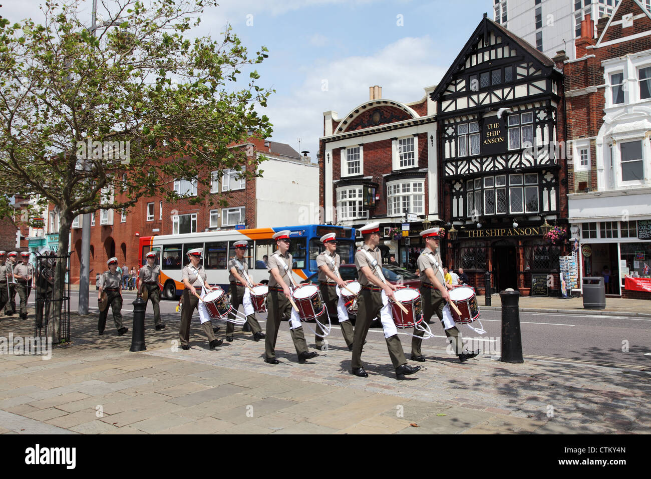 British Royal Marines Marching Band passato la nave Anson, il disco, Portsmouth, England, Regno Unito Foto Stock