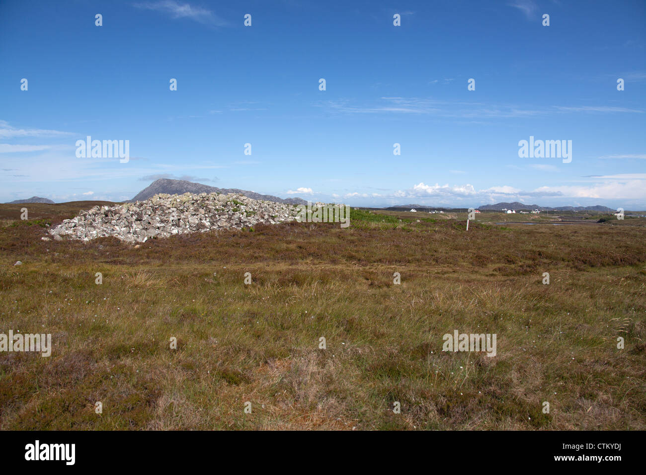 Isola di North Uist, Scozia. I resti del chambered cairn Carabhat Barp vicino Carinis su North Uist. Foto Stock