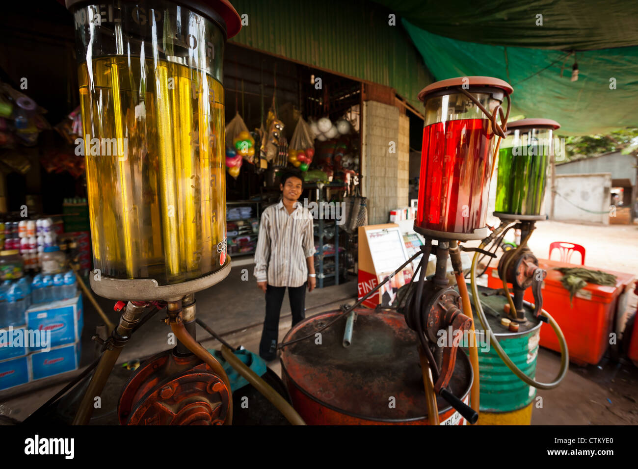 Multi-colore di benzina serbatoi e pompe visualizzati in cambogiano stazione di gas in Angkor Wat Cambogia Foto Stock