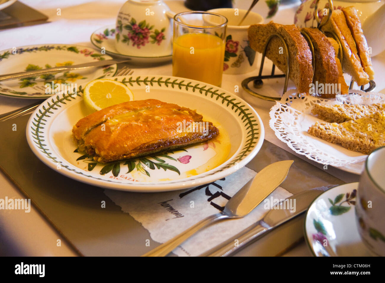 La prima colazione inglese è servita in B&B Foto Stock