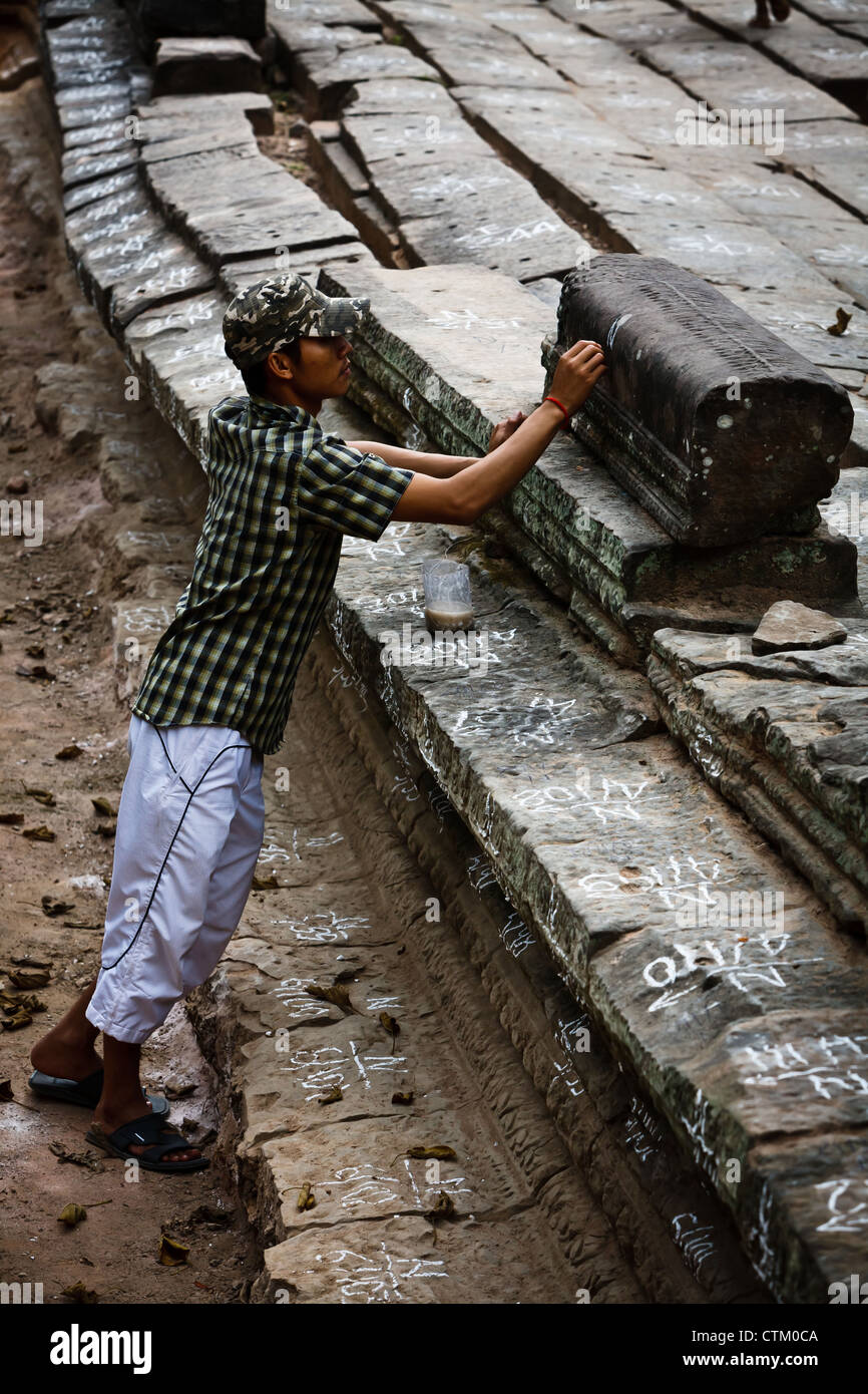 Contrassegni di lavoratore di pietre per la conservazione e il restauro sforzi presso l'UNESCO World Heritage Site Angkor Wat in Siem Reap, Cambogia Foto Stock