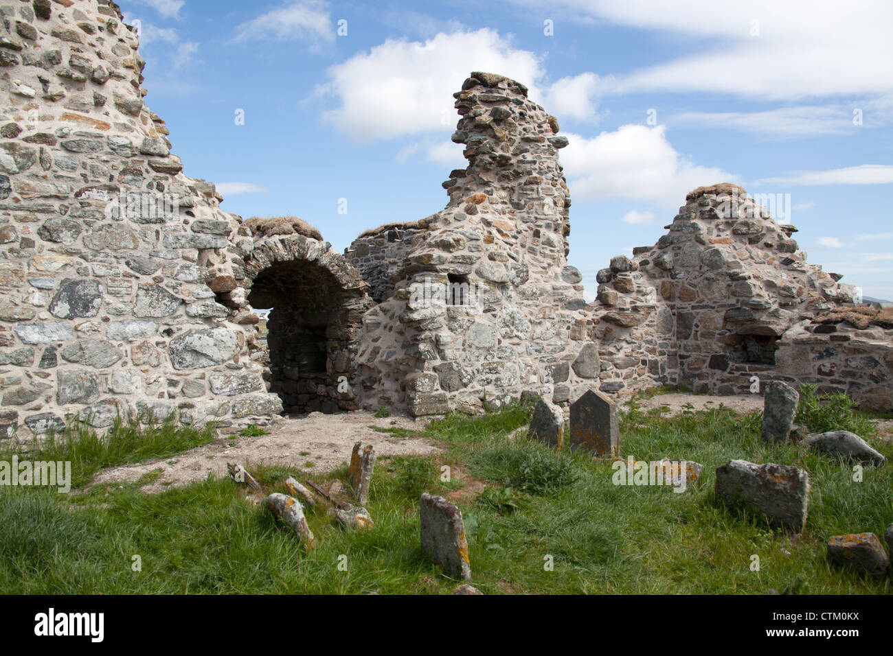 Isola di North Uist, Scozia. Una vista pittoresca del XIII secolo Trinità rovine del tempio nei pressi del villaggio di Carinish in North Uist. Foto Stock