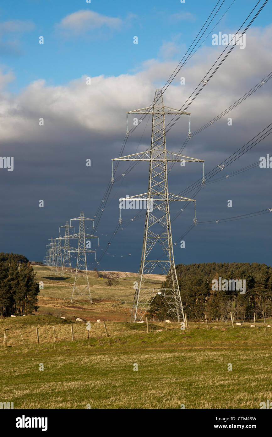 Linea di trasmissione di energia elettrica sospesa da torri;  Northumberland, Inghilterra Foto stock - Alamy