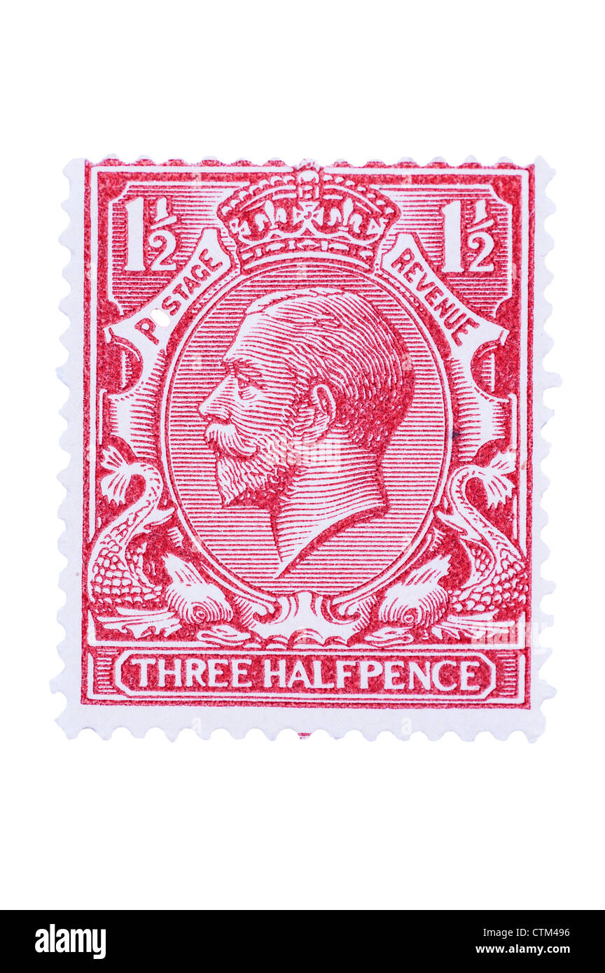 Un King George V tre halfpence rosso 1 1/2D francobollo su sfondo bianco Foto Stock