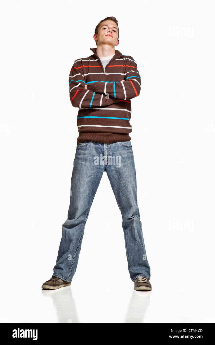 Ritratto di un giovane uomo in piedi con le braccia incrociate; Manitou Springs, Colorado, Stati Uniti d'America Foto Stock