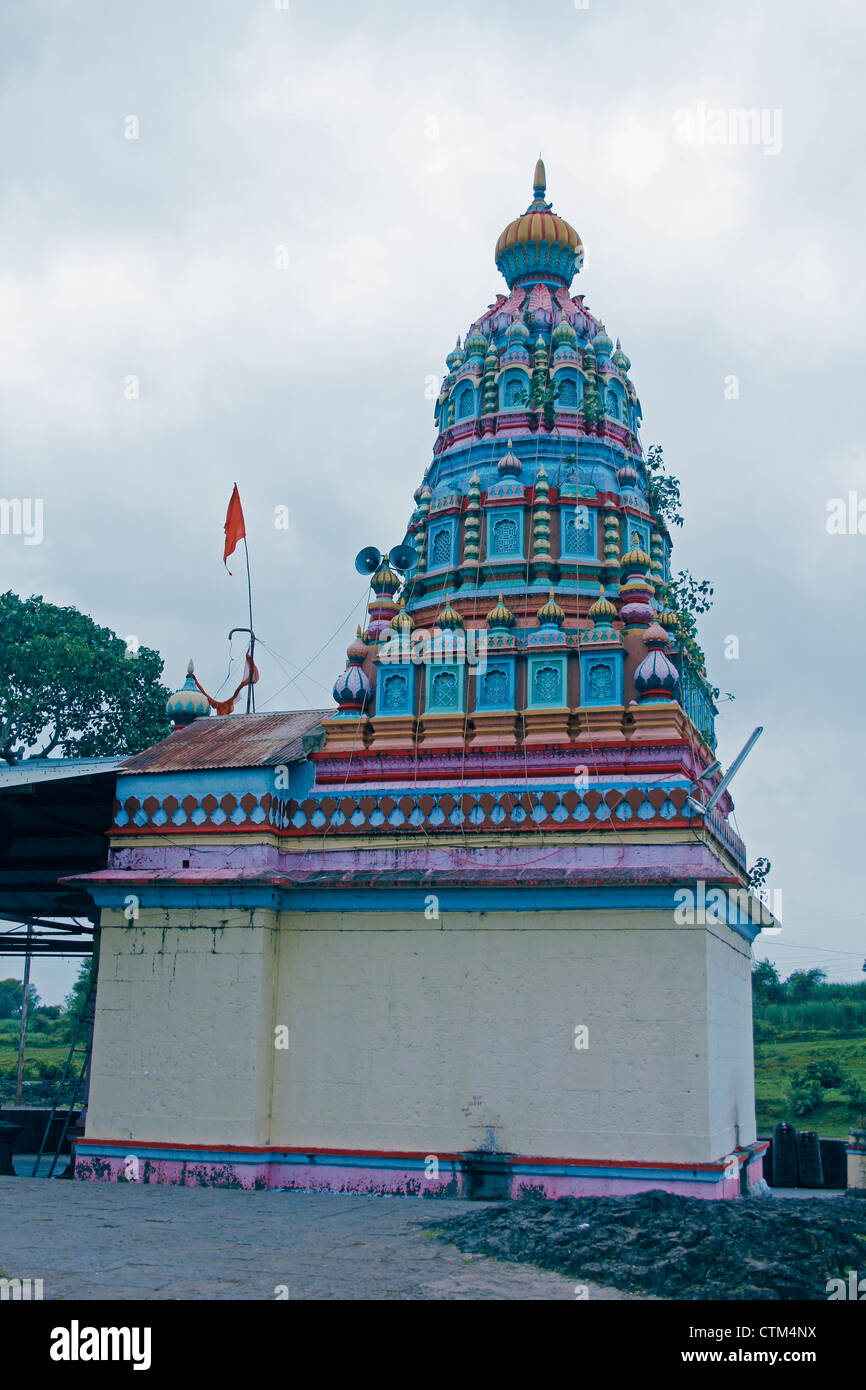Shri Koteshwar tempio situato tra il villaggio e arto Gove nel centro del fiume Krishna, Satara, Maharashtra, India Foto Stock