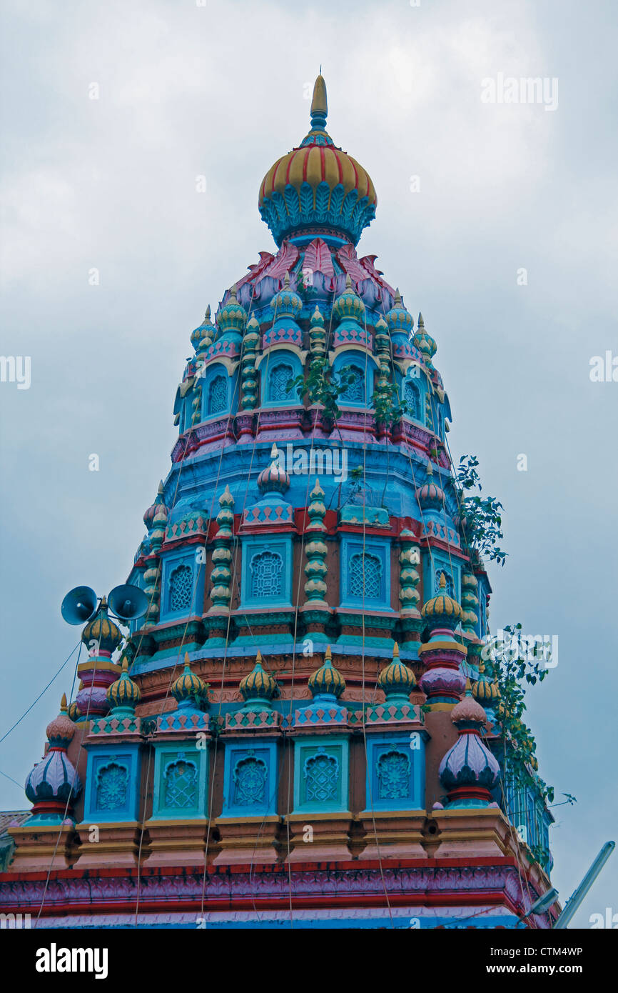 Shri Koteshwar tempio situato tra il villaggio e arto Gove nel centro del fiume Krishna, Satara, Maharashtra, India Foto Stock
