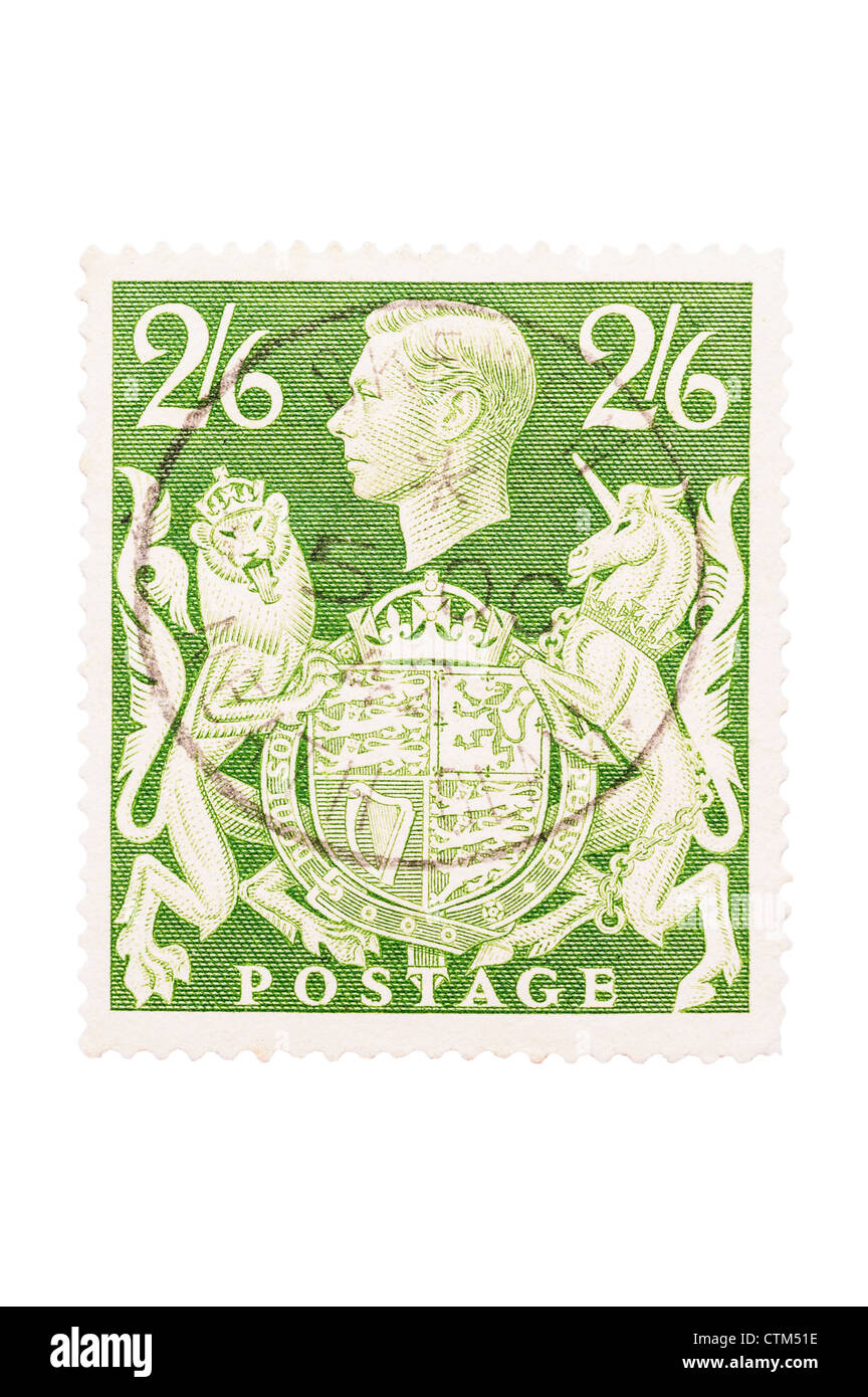 Un King George VI due scellini e sei pence verde 2s 6D francobollo su sfondo bianco Foto Stock