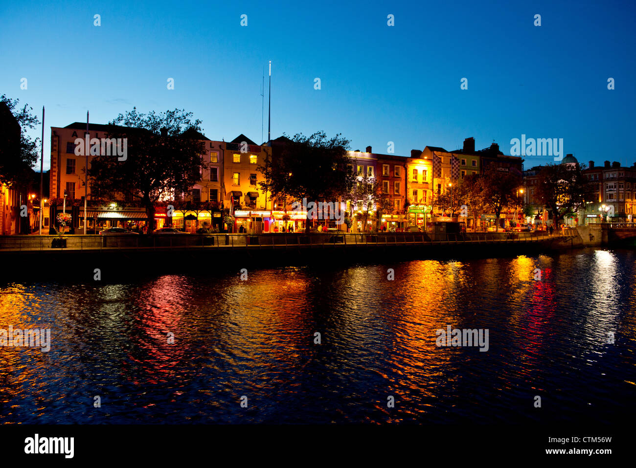 Una notte di scena di strada che guarda sul fiume Liffey a 31 N4, Dublino, Co. Dublino, Irlanda Foto Stock