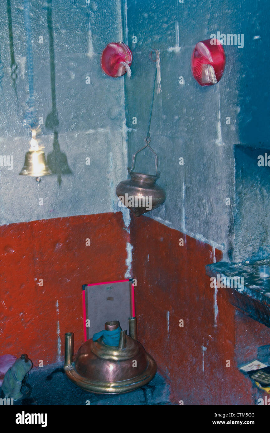 Shivlinga a Shri Koteshwar tempio situato tra il villaggio e arto Gove nel centro del fiume Krishna, Satara, Maharashtra, India Foto Stock