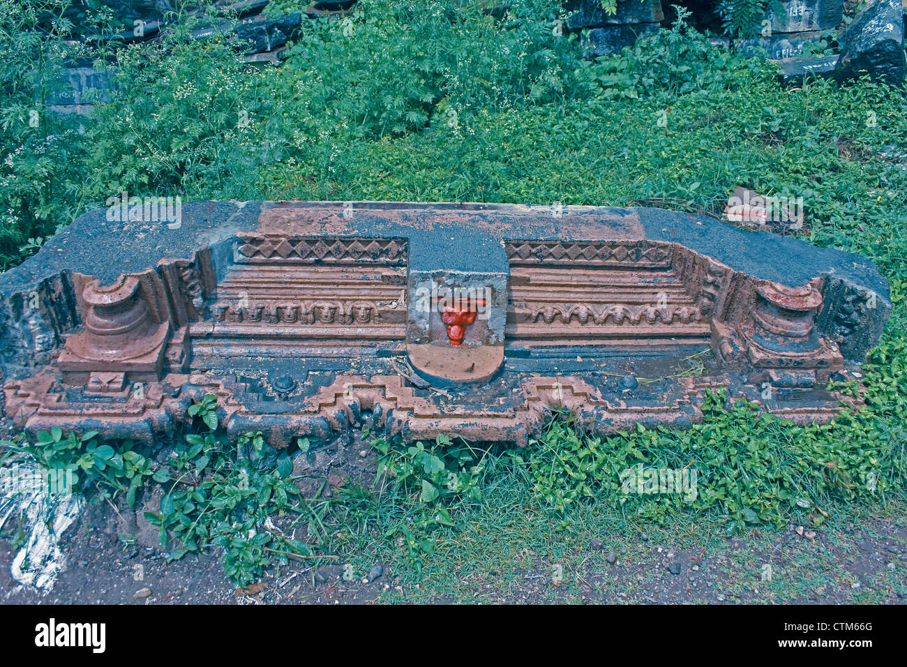 Il carving a Shri bhiravnath tempio del Signore Shiva a Kikli, Maharashtra, India Foto Stock