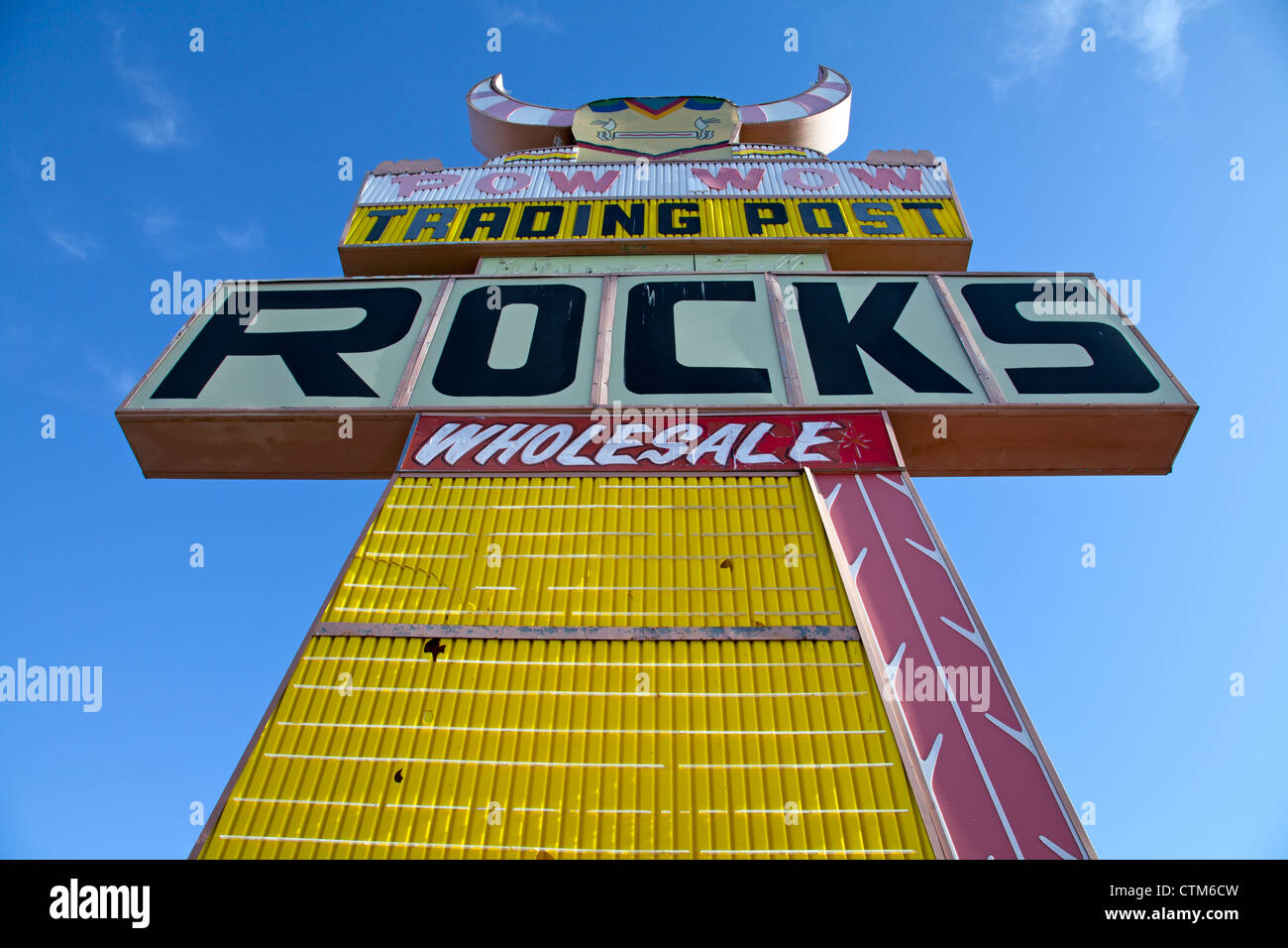 Un grande Kachina pubblicizza ora chiuso Pow Wow Trading Post in Holbrook, Arizona. Foto Stock