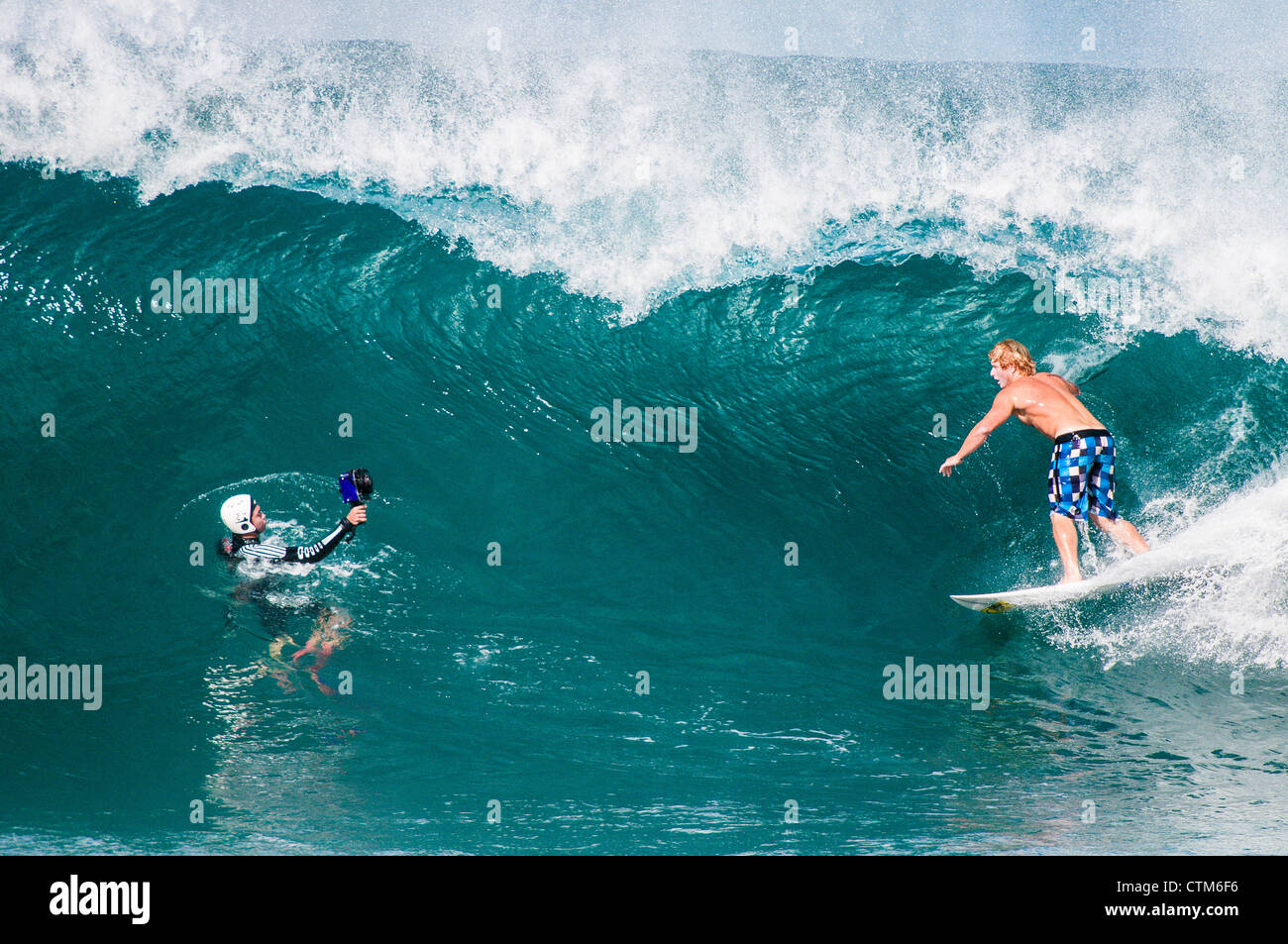 Acqua fotografo di scattare una foto di un surfista a Pipeline backdoor, North Shore Oahu, Hawaii Foto Stock