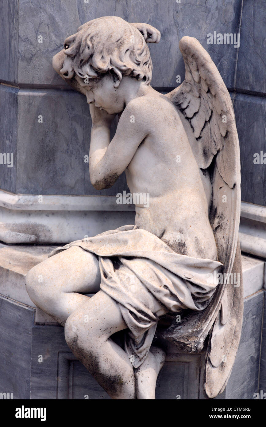 Il Cimitero di Recoleta. Triste angelo in marmo da una tomba. Il quartiere di Recoleta, Buenos Aires, Argentina Foto Stock