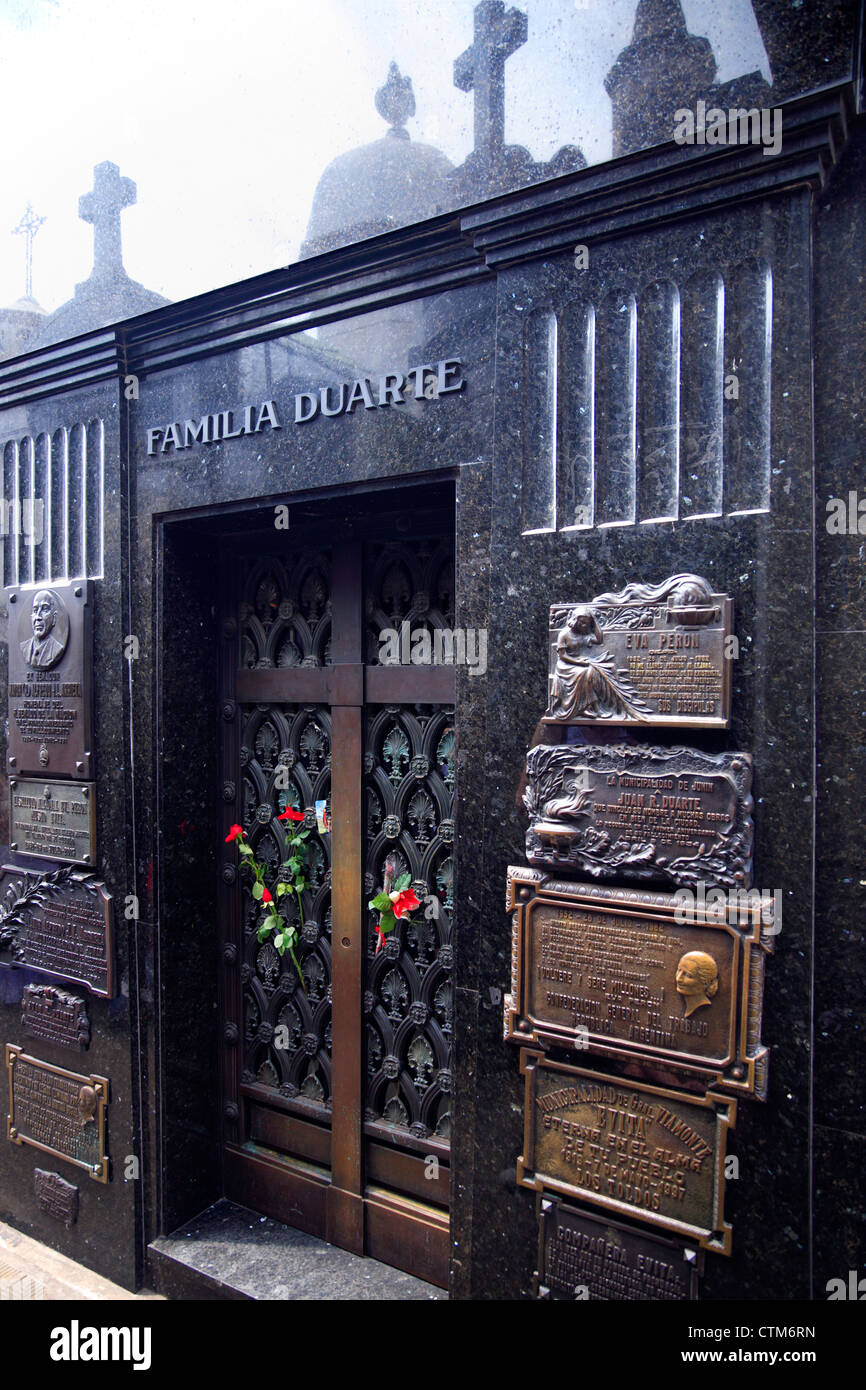 Mausoleo di Eva Peron, presso il cimitero di Recoleta. Foto Stock