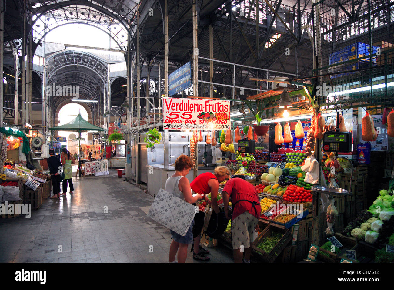 Antiquariato, verdure e il cibo tradizionale mercato al Mercato di San Telmo stand San Telmo Quartiere Fiera Buenos Aires Argentina. Foto Stock