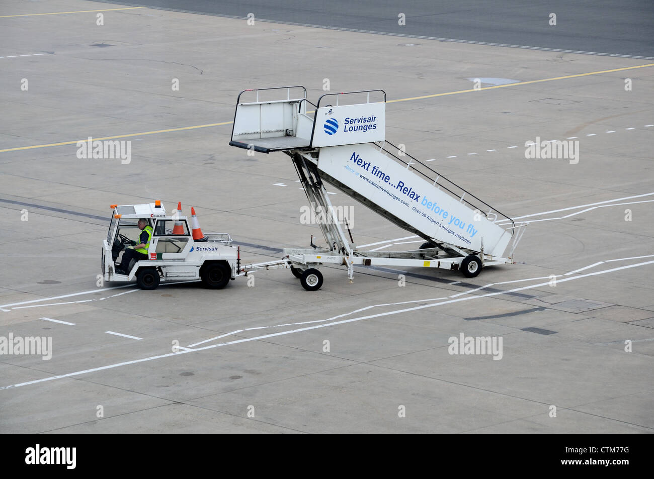 Scale di aria che viene trainato attraverso il grembiule, Birmingham Airport, West Midlands, Inghilterra, Regno Unito, Europa occidentale. Foto Stock