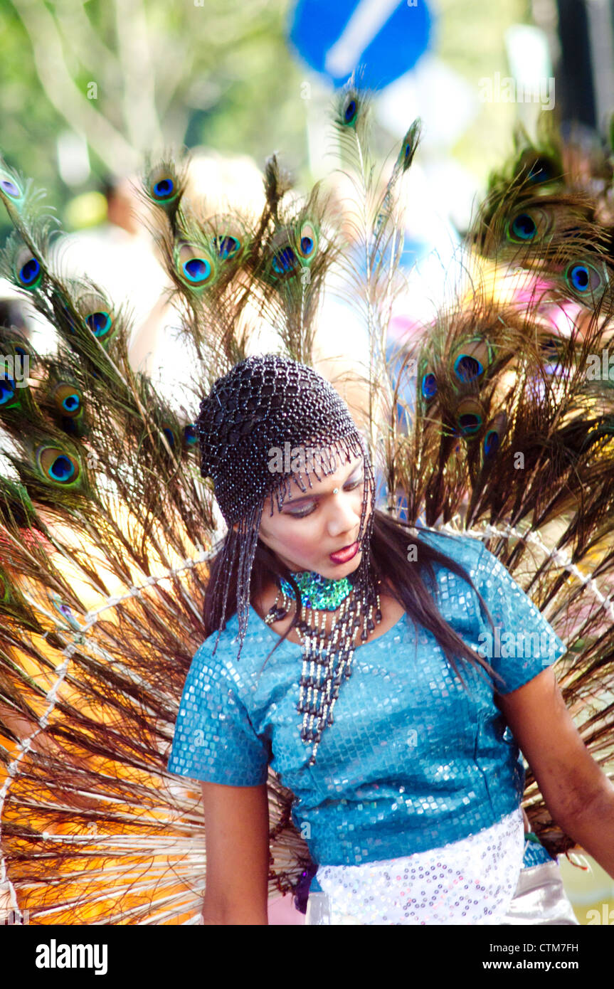 La ballerina ragazza vestita come peacock e di eseguire un pavone danza, durante il festival di Thaipusam parade, Penang, 2011. Foto Stock