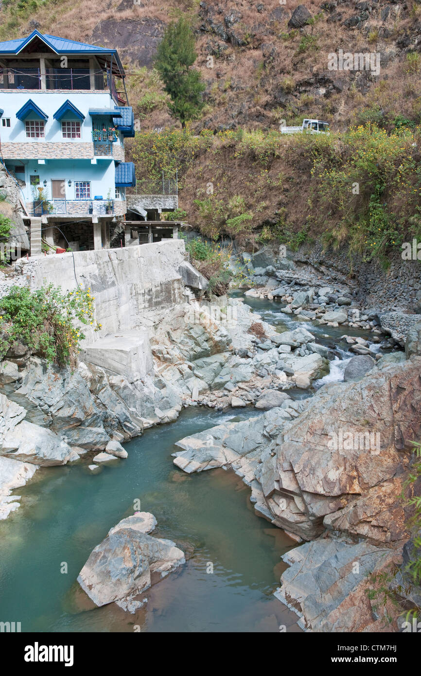 Casa su una riva di un fiume, Filippine Foto Stock