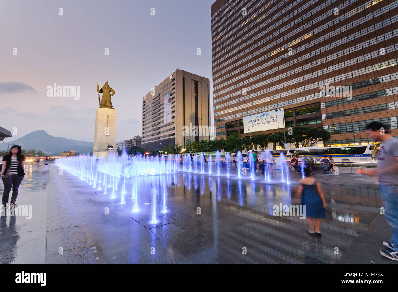 Gwanghwamun Square di notte, Seoul, Corea Foto Stock