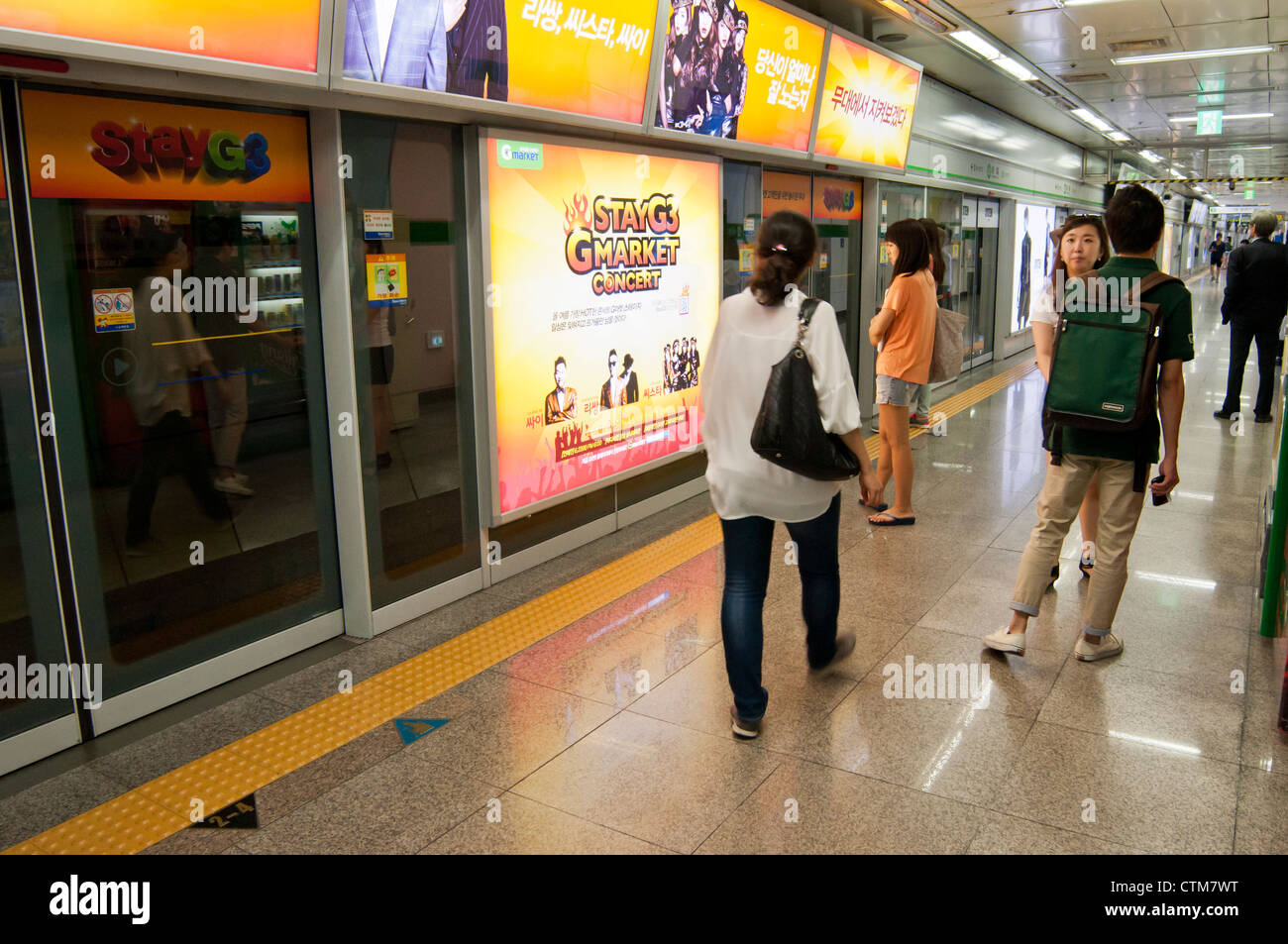 I passeggeri in attesa di treno, metropolitana piattaforma, Seoul, Corea Foto Stock