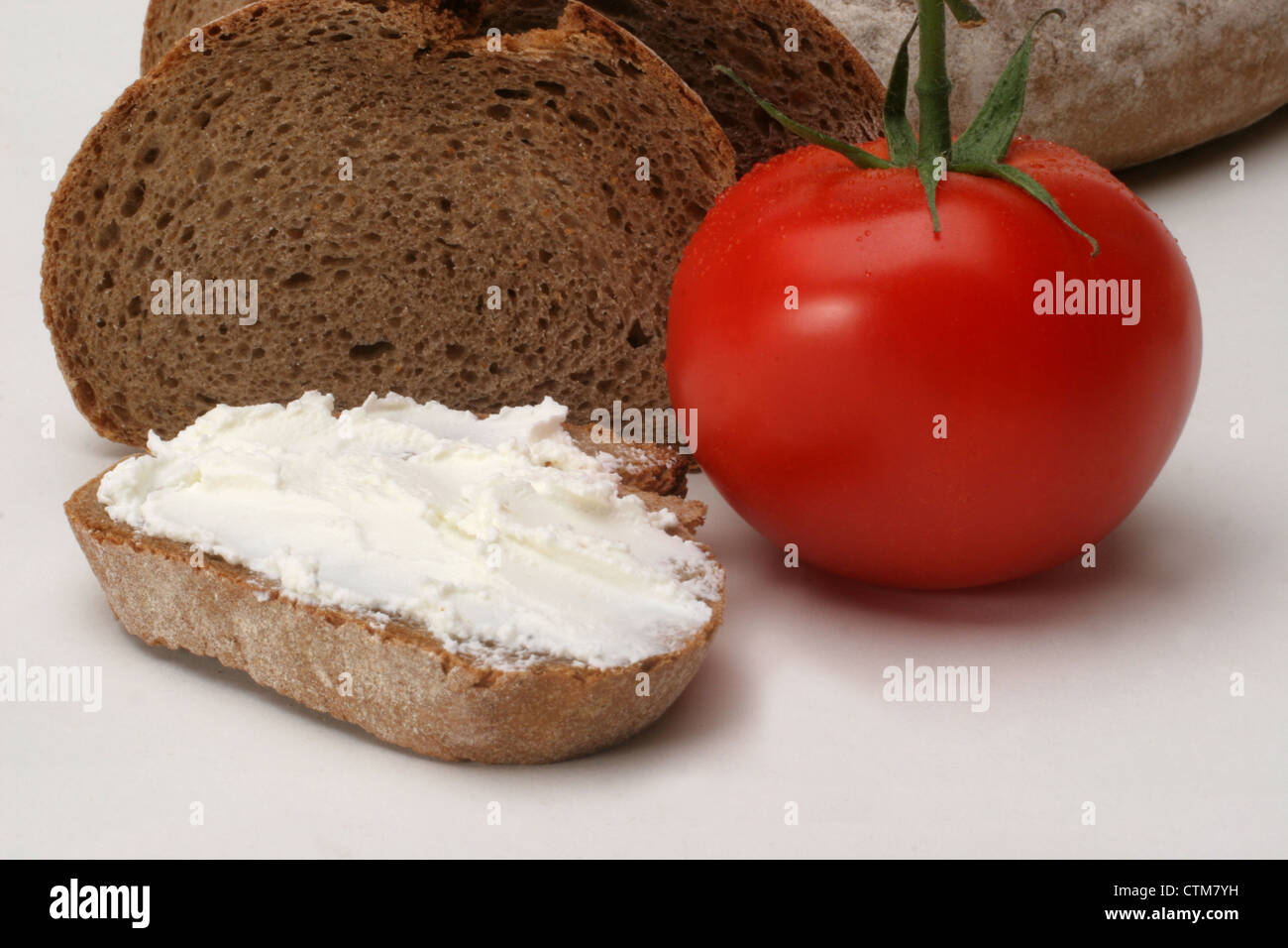 Pane con la crema di formaggio e pomodoro Foto Stock