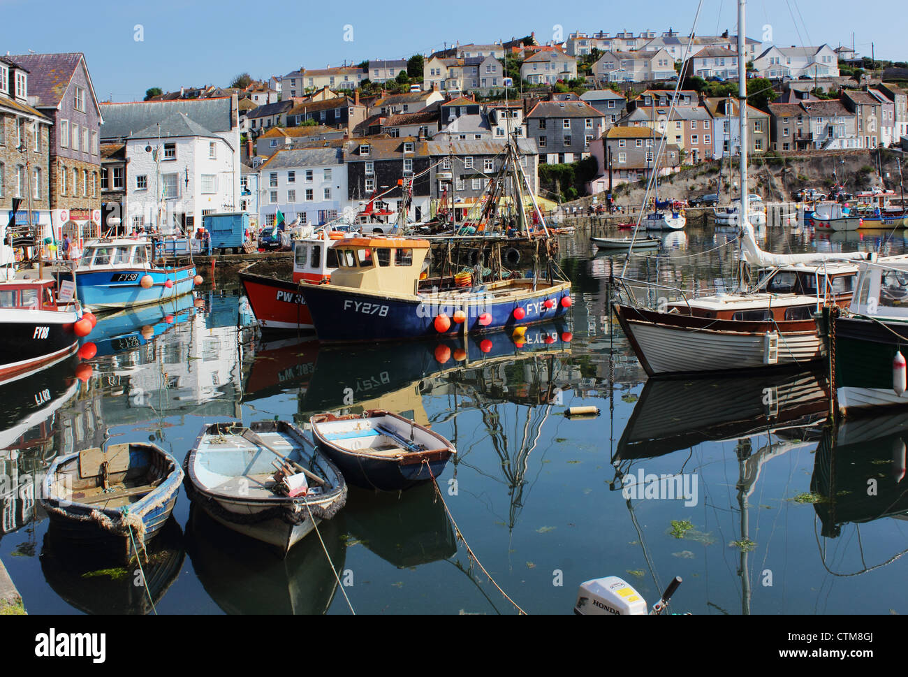 Porto affollato a Mevagissey Cornovaglia Foto Stock