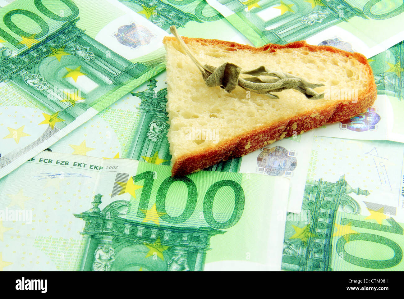 Sottile pezzo di pane su euro euro grande carta moneta. Foto Stock
