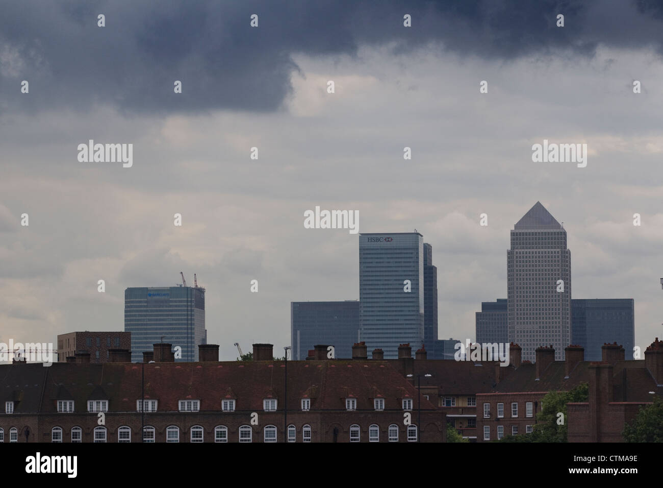 Lo skyline di grigio su Canary Wharf da prua, East London verso il quartiere finanziario di Londra, England, Regno Unito Foto Stock