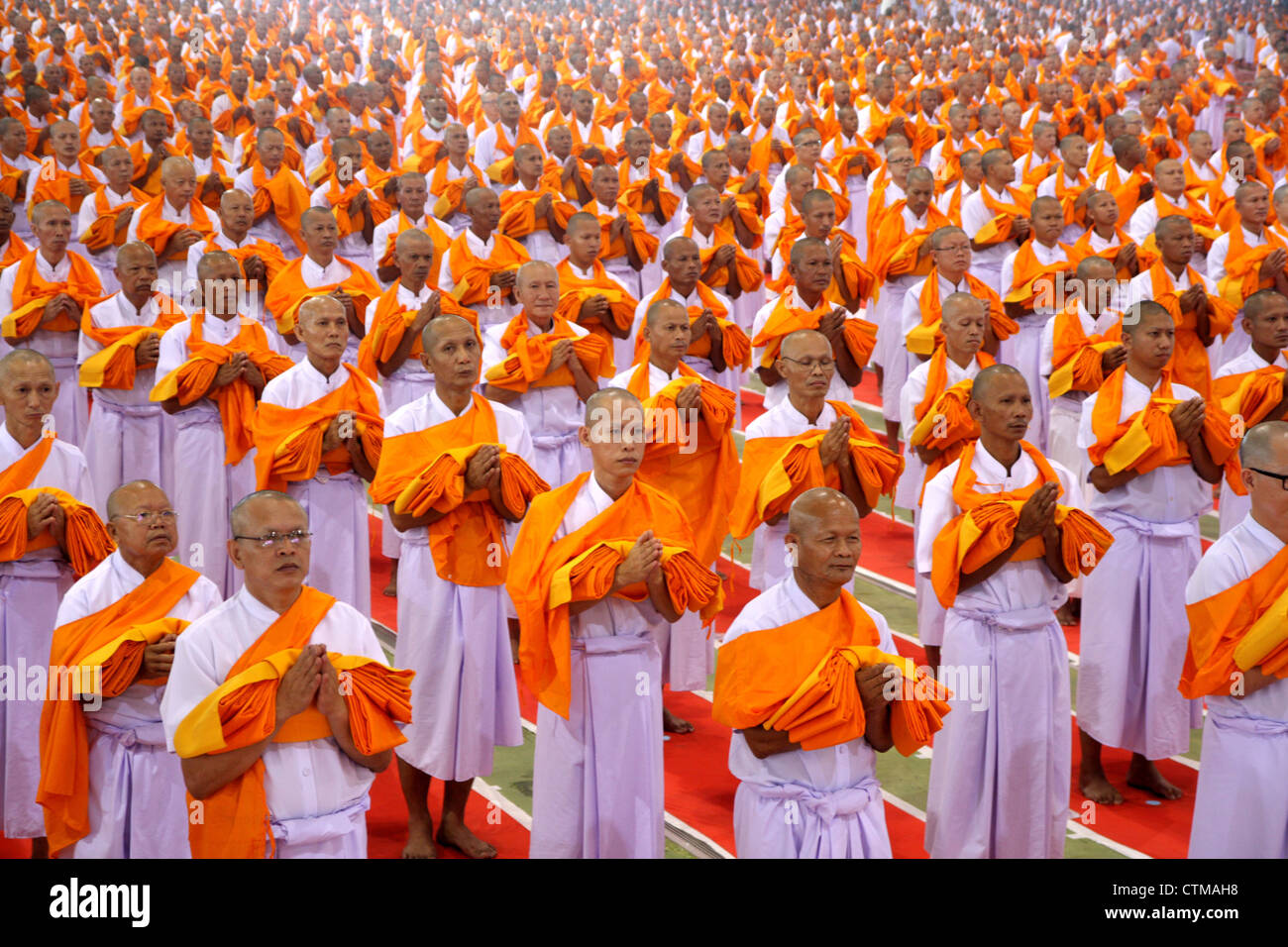 Dieci di migliaia di monaci novizi dal Villaggio in Thailandia facendo un buddista quaresima cerimonia al tempio Dhammadayada . Foto Stock