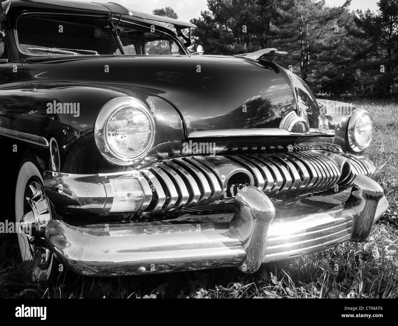 Un degli anni cinquanta vintage classic car in bianco e nero. Foto Stock