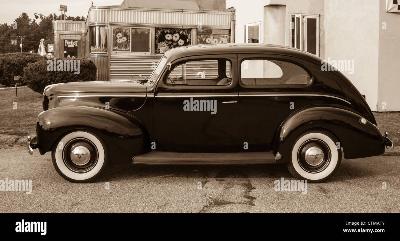 Un auto d'epoca in un vecchio diner ristorante in bianco e nero. Foto Stock