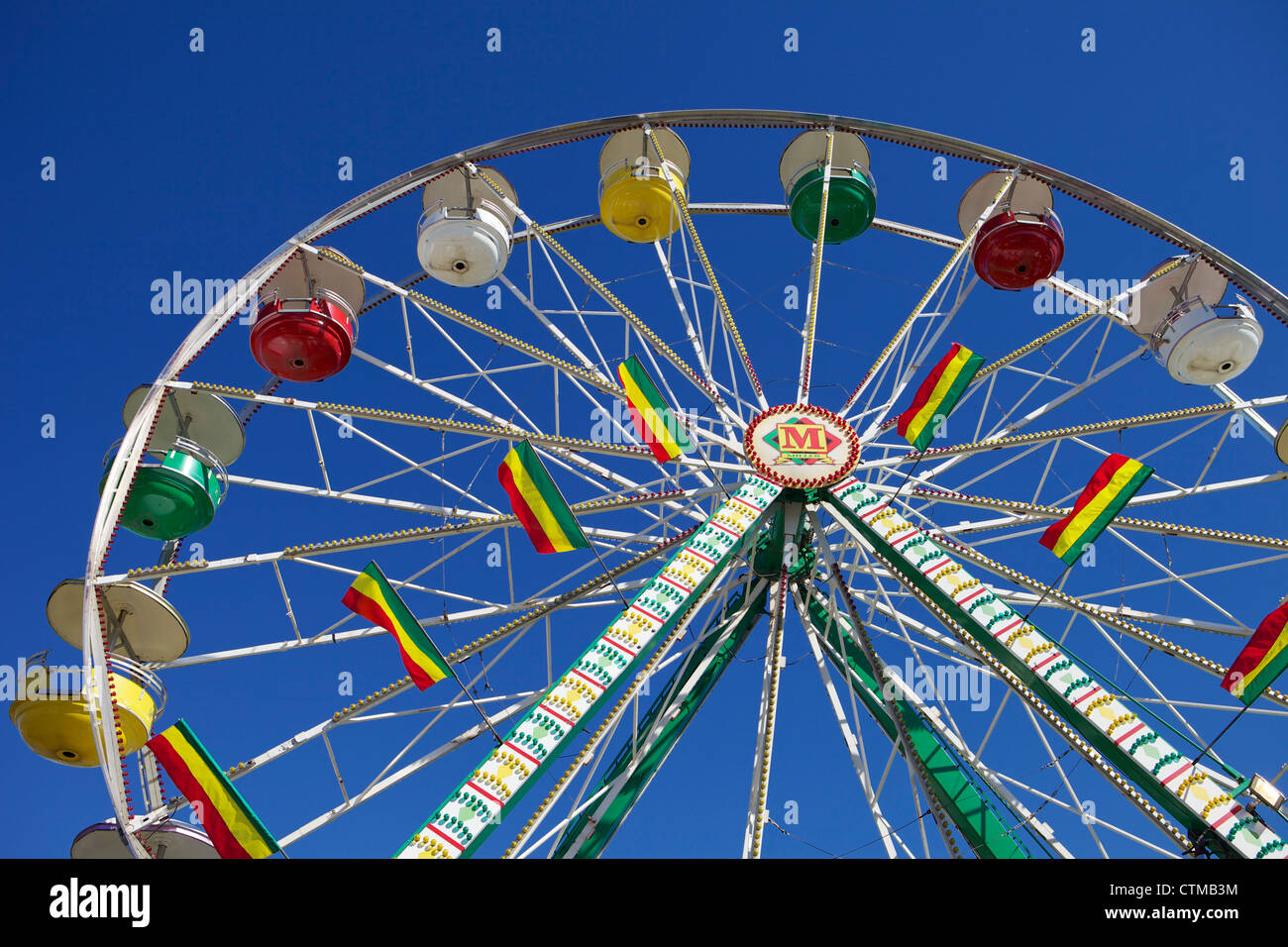 Ruota panoramica Ferris con carri colorati con blu sullo sfondo del cielo Foto Stock