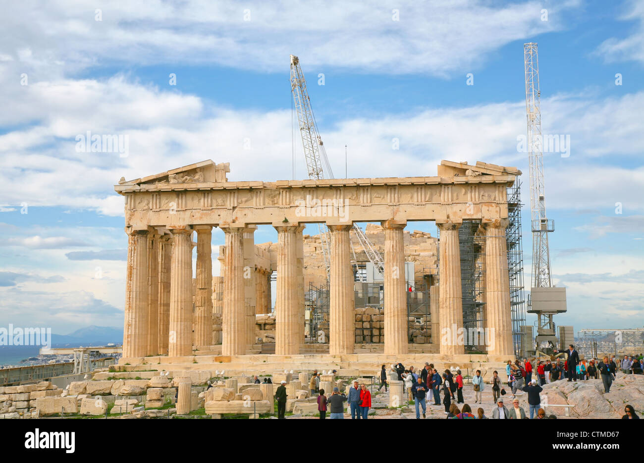 Centinaia di turisti mill intorno al Partenone di Atene, Grecia durante il suo costante restauro. Foto Stock