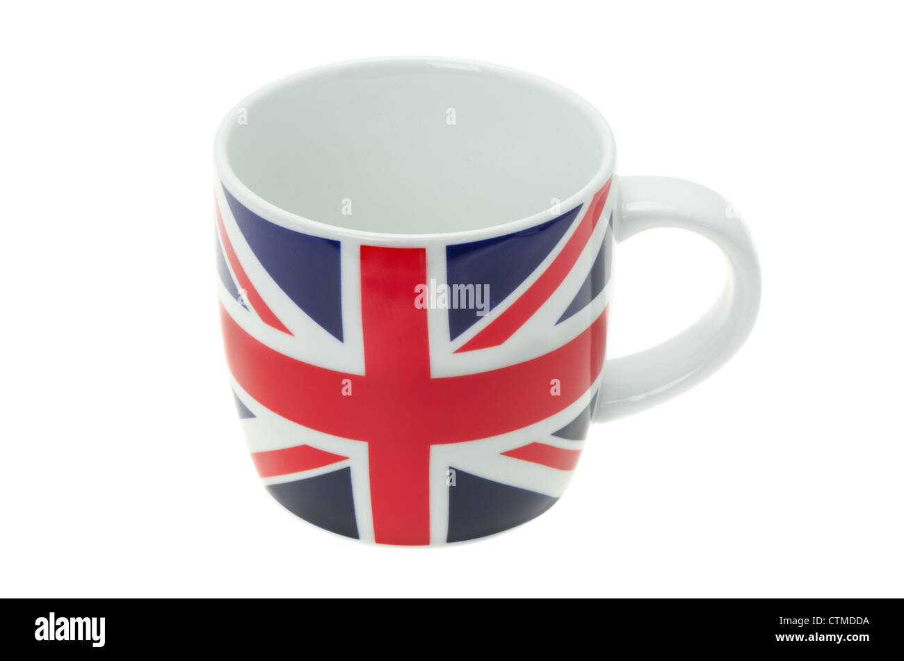 Una tazza decorata con una bandiera britannica "Union Jack' - studio shot con uno sfondo bianco. Foto Stock