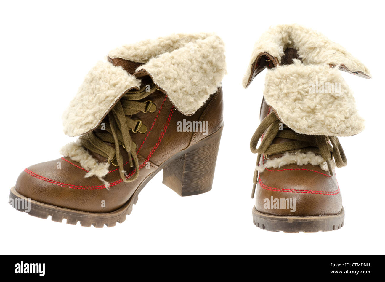 Womens leather stivaletti con un bracciale peloso - studio shot con uno sfondo bianco Foto Stock