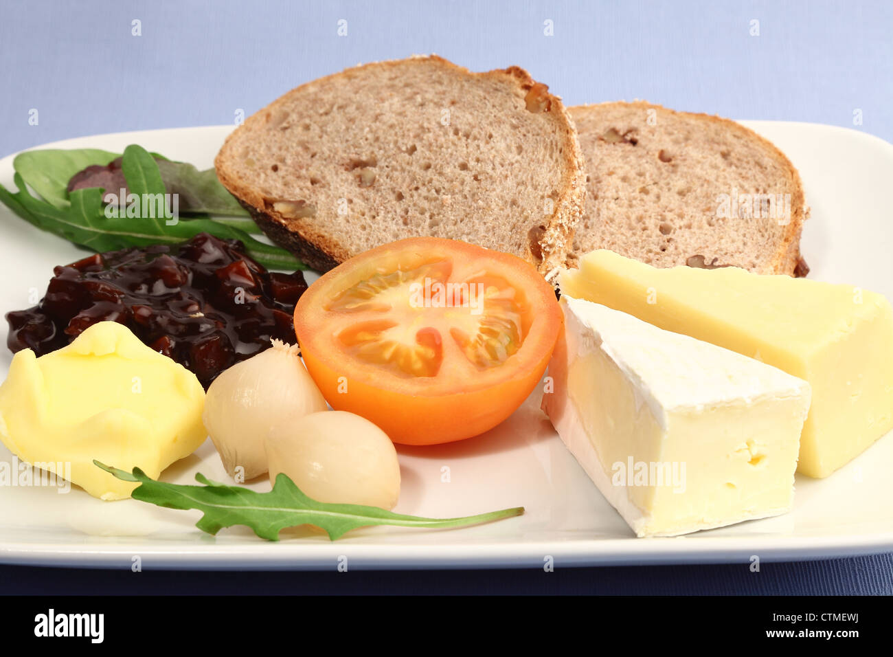 Plowmans pranzo a base di pane, formaggi, insalate e sottaceti Foto Stock