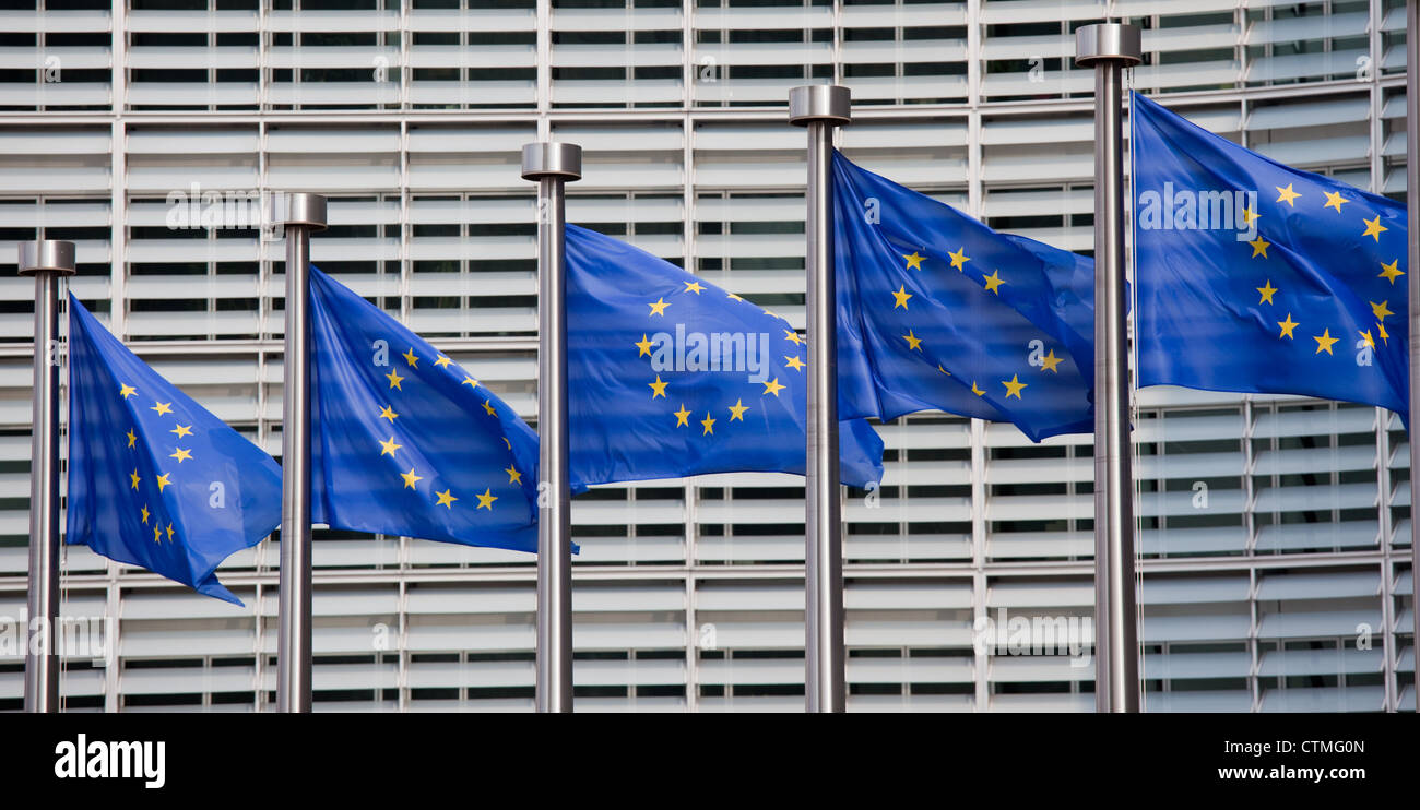 Bandiere europee di fronte all'edificio Berlaymont, sede della Commissione europea a Bruxelles. Foto Stock