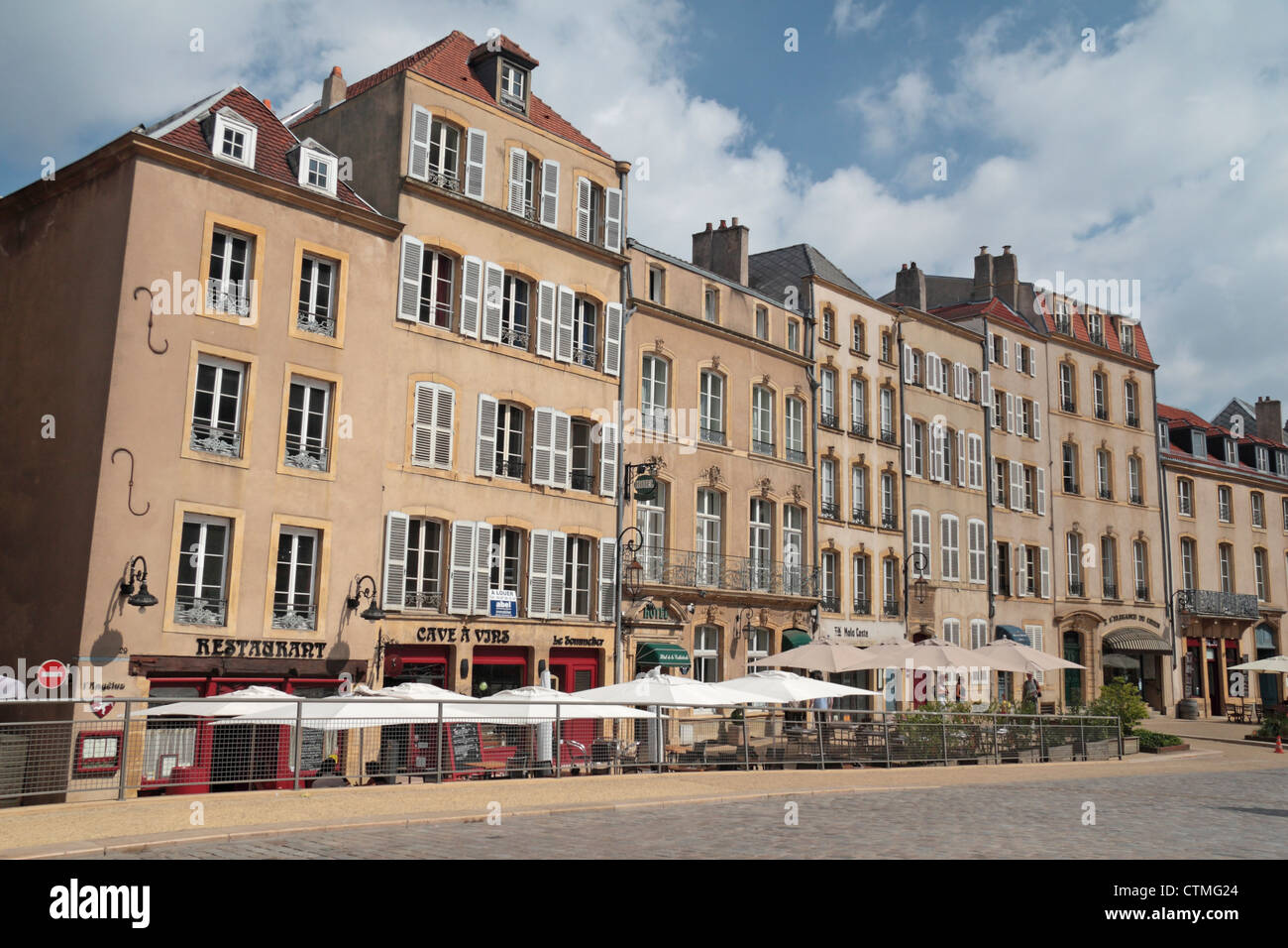 Vista generale dell'area caffetteria sulla Place de Chambre (vicino al duomo) Metz, Lorena, Francia. Foto Stock