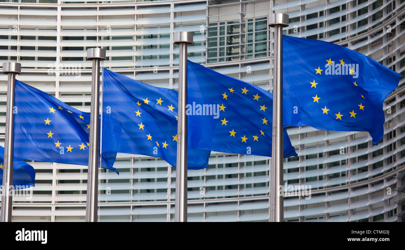 Bandiere europee di fronte all'edificio Berlaymont, sede della Commissione europea a Bruxelles. Foto Stock